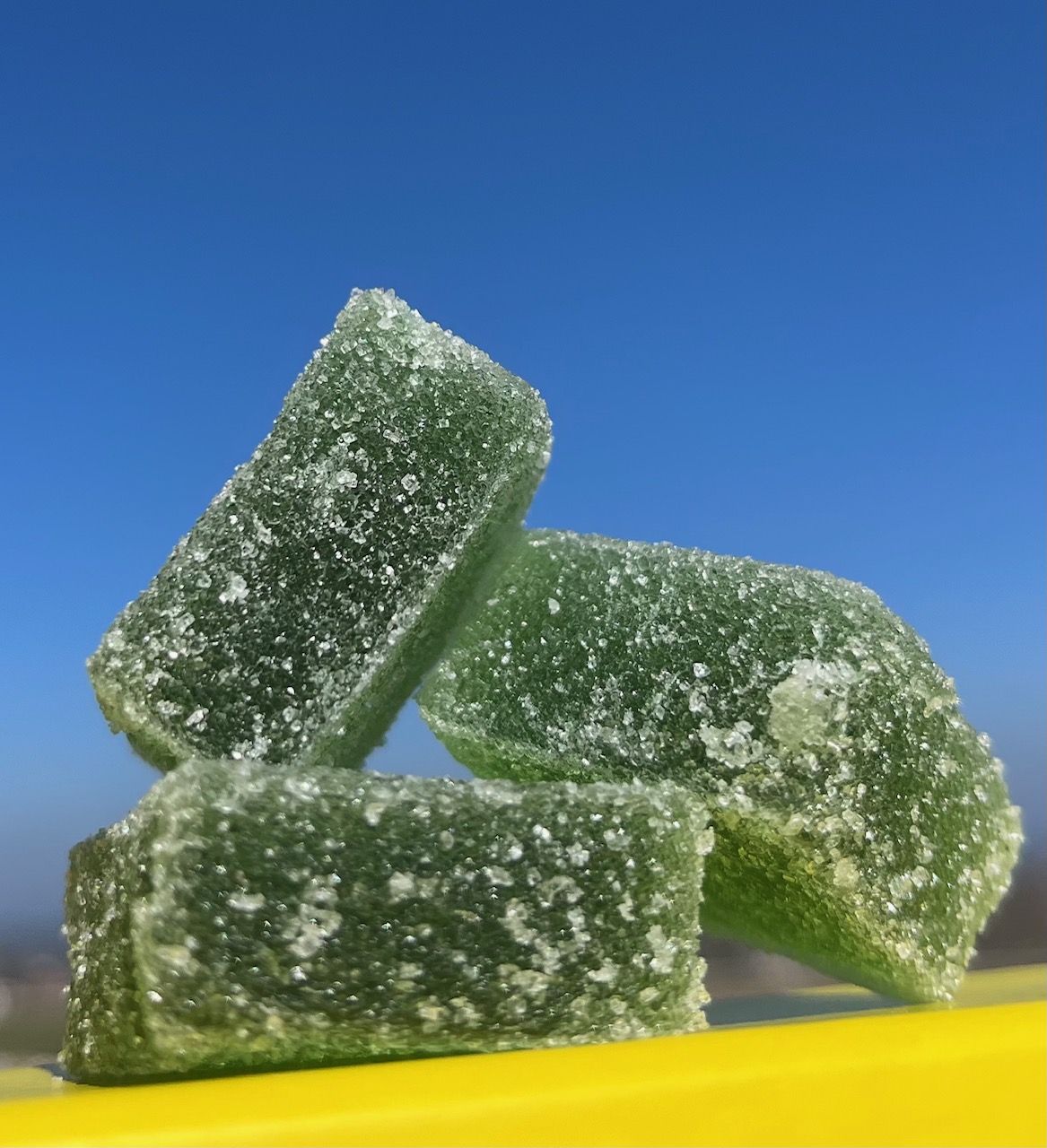 Fruits confits réalisés par un procédé artisanal pour conserver au fruit  tout son moelleux et sa saveur.